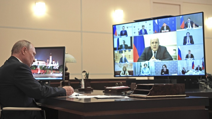 Путин заявил о срыве сроков по выплатам врачам за борьбу с коронавирусом.