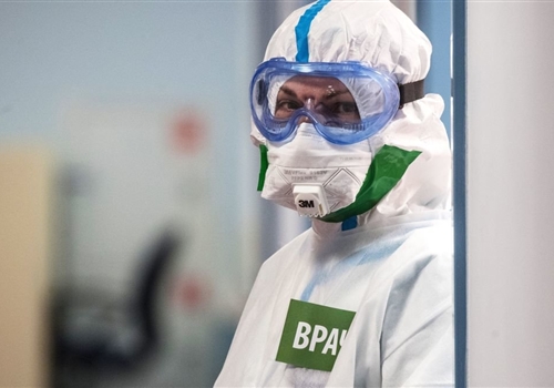 Профсоюз предложил засчитывать медикам в «красной зоне» день за два.