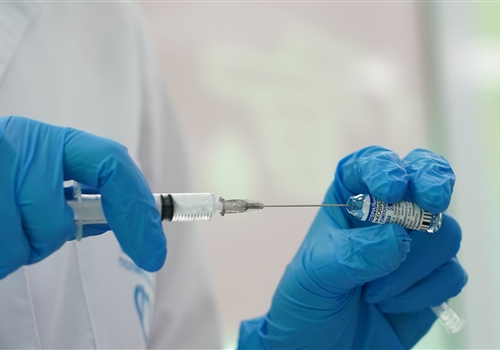 На стимулирующие выплаты осуществляющим вакцинацию от COVID-19 медикам направили 7,8 млрд рублей.