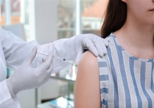 Правительство готово платить медработникам по 200 рублей за одного вакцинированного от COVID-19.