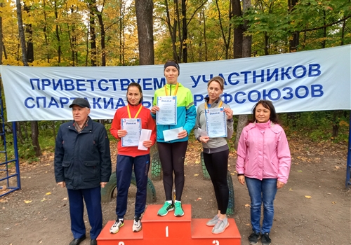 Медики на осенней беговой дорожке в Берендеевском лесу.