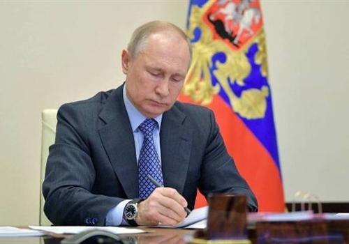 Путин поручил подумать об ответственности компаний за сопротивление проверкам профсоюзов.