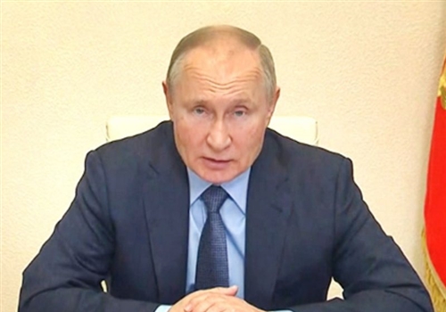 Путин анонсировал довыплаты для медработников с 1 января.