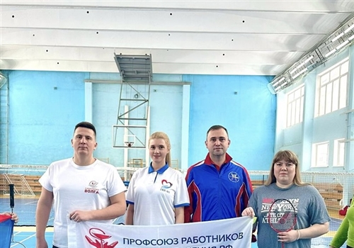 В руках медиков - ракетки.