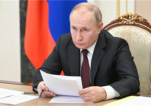 Путин поручил продлить программы «Земский доктор» и «Земский фельдшер».
