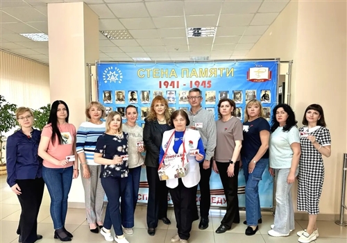 Члены Профсоюза участвуют в акции "Красная гвоздика".