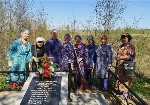 Память в чистоте: Профсоюз Канашского медцентра привел в порядок подшефную братскую могилу.
